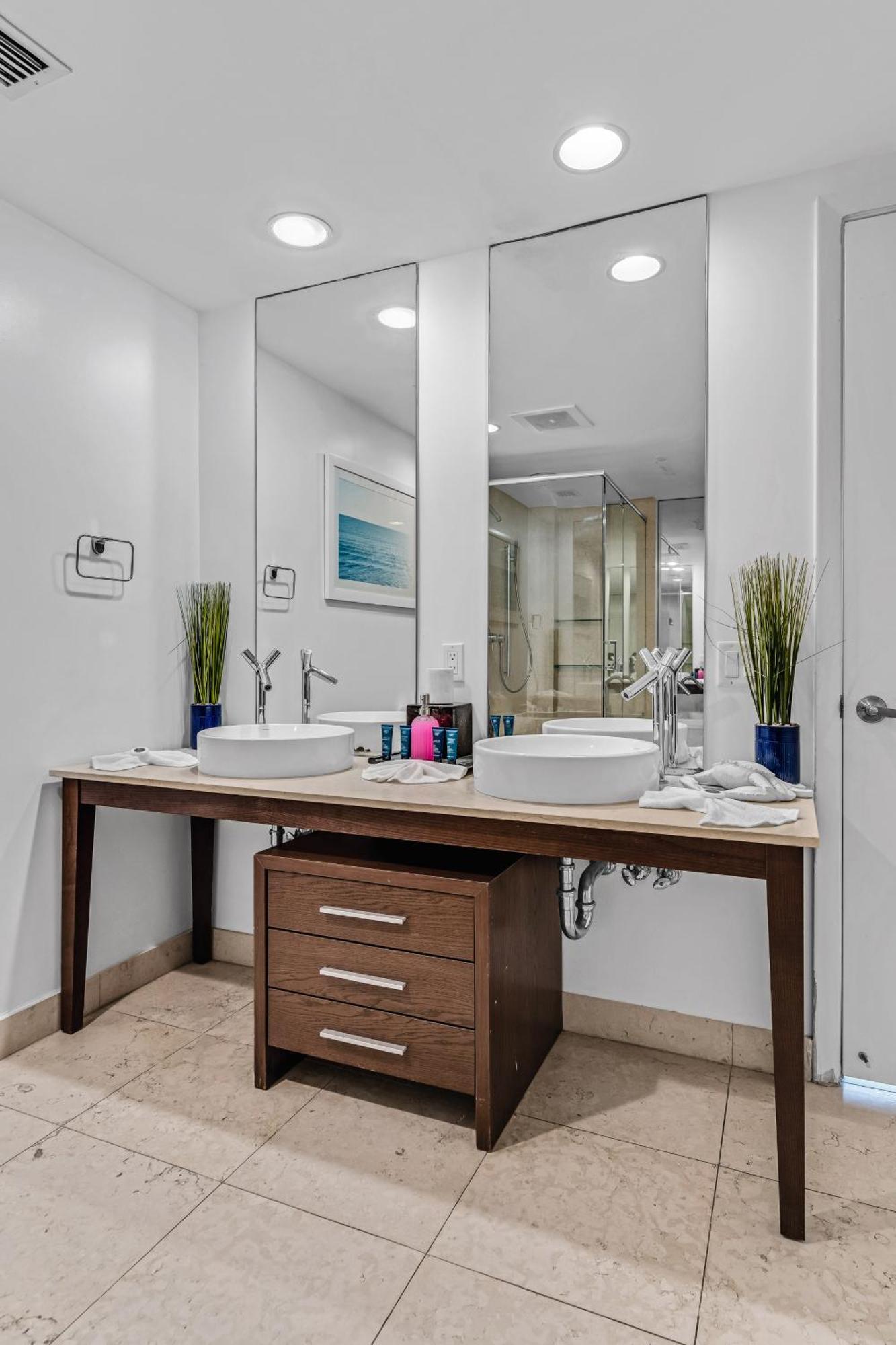 Luxurious Condo At Icon With Views Miami Exteriör bild