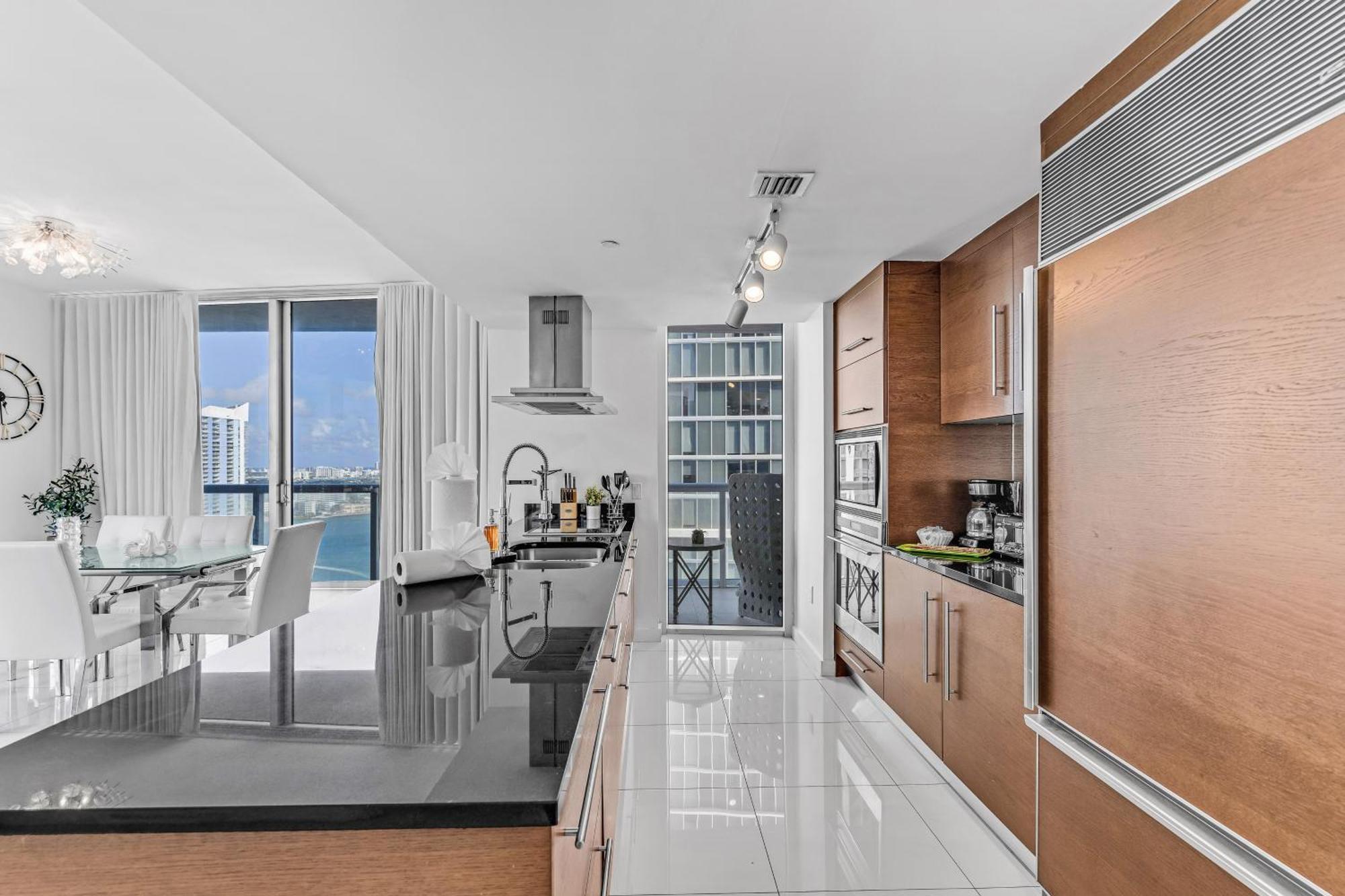 Luxurious Condo At Icon With Views Miami Exteriör bild