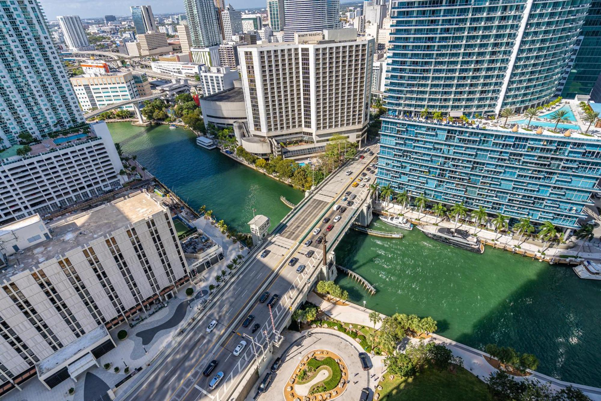 Luxurious Condo At Icon With Views Miami Exteriör bild